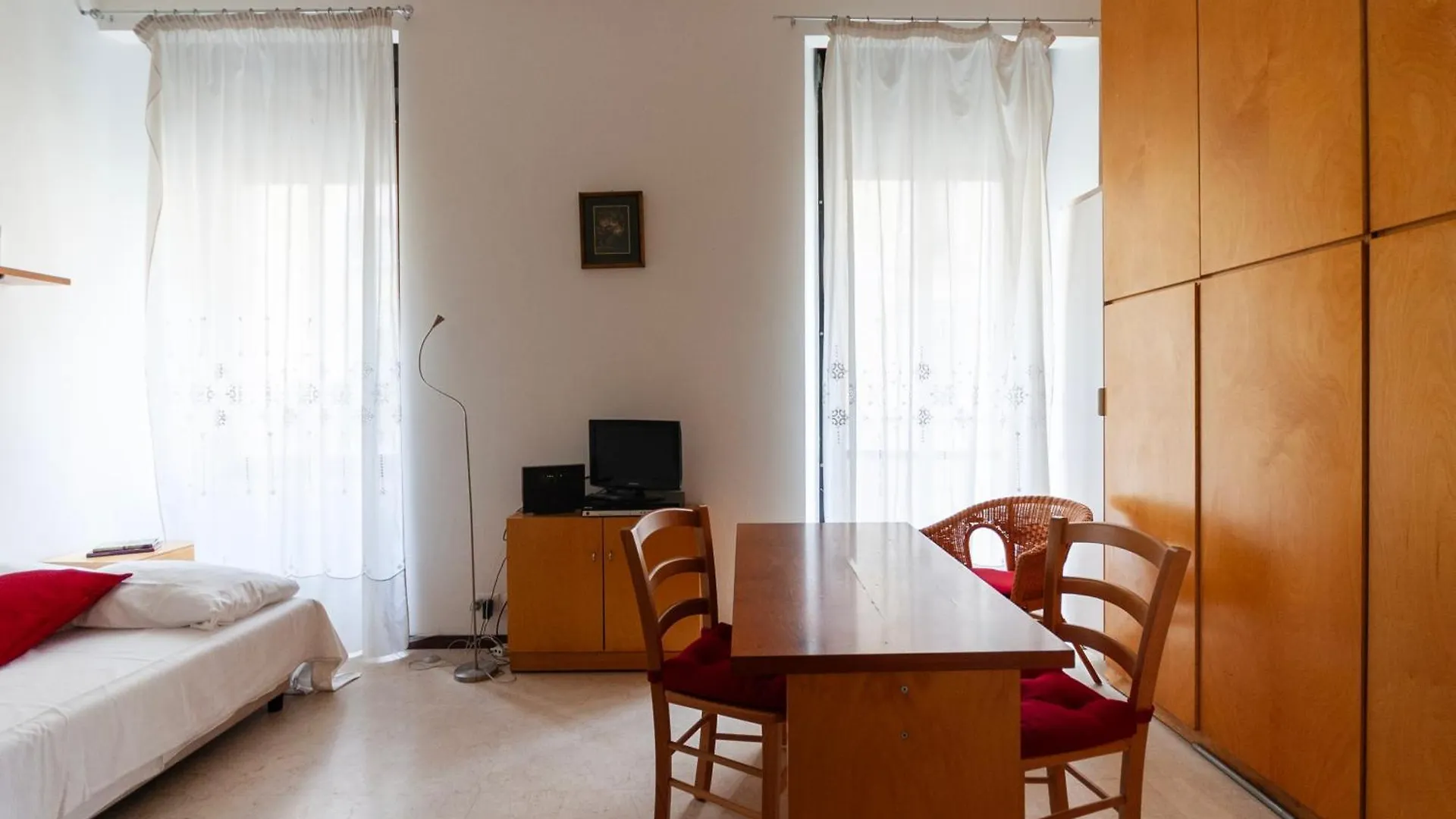 Apartment Youhosty - Lecco 11 Milan Italy