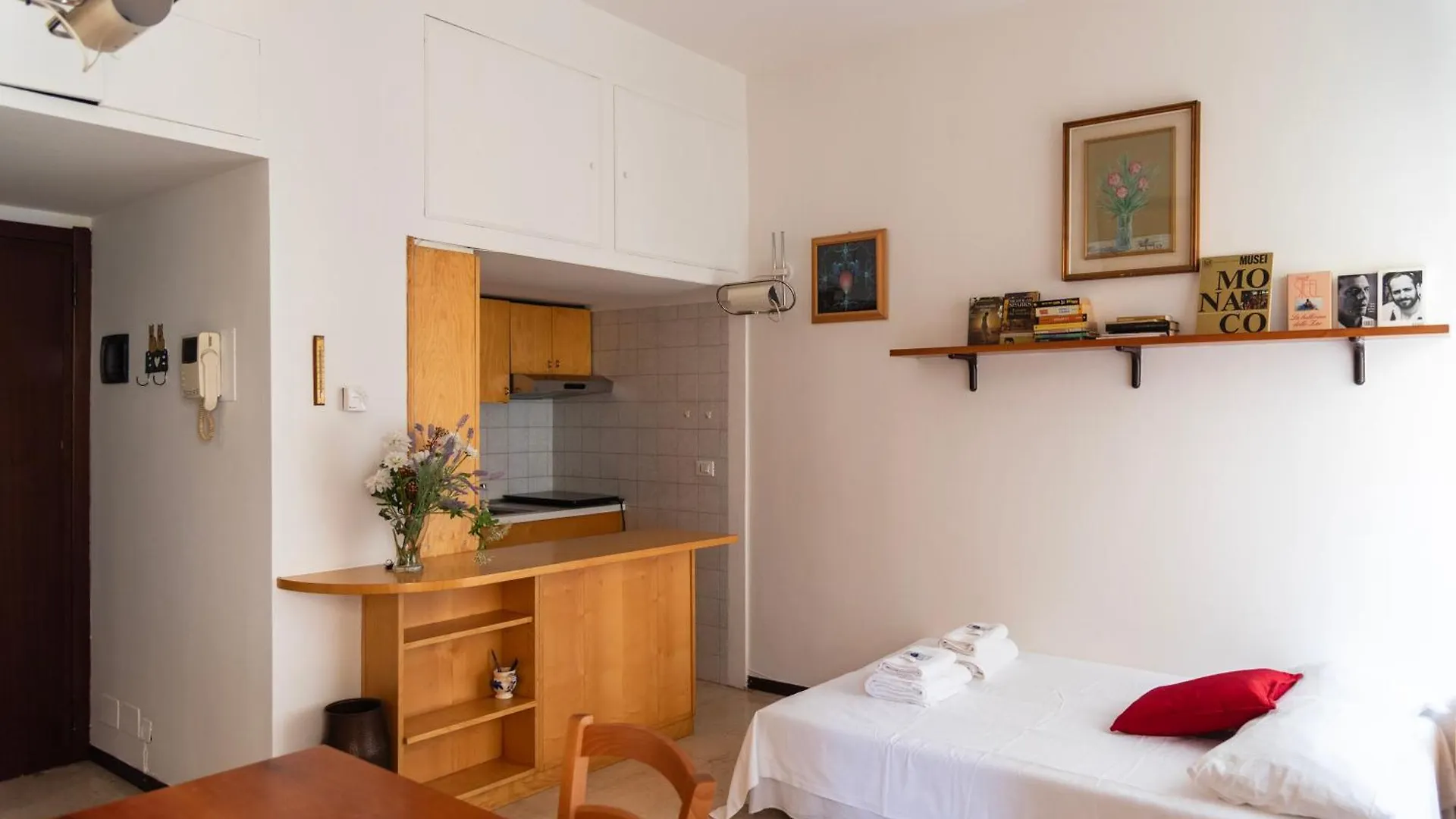 Apartment Youhosty - Lecco 11 Milan Italy